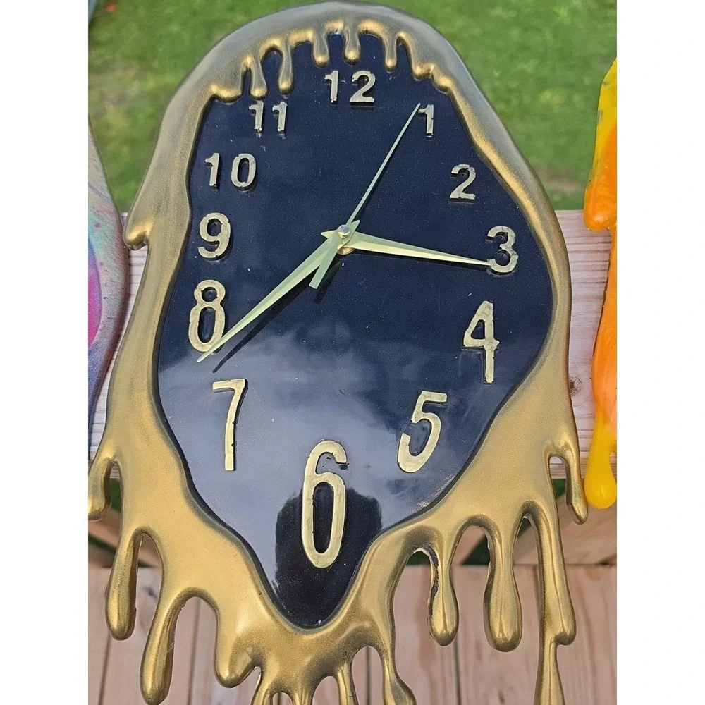 Handmade Resin Dripping Clocks.   1017